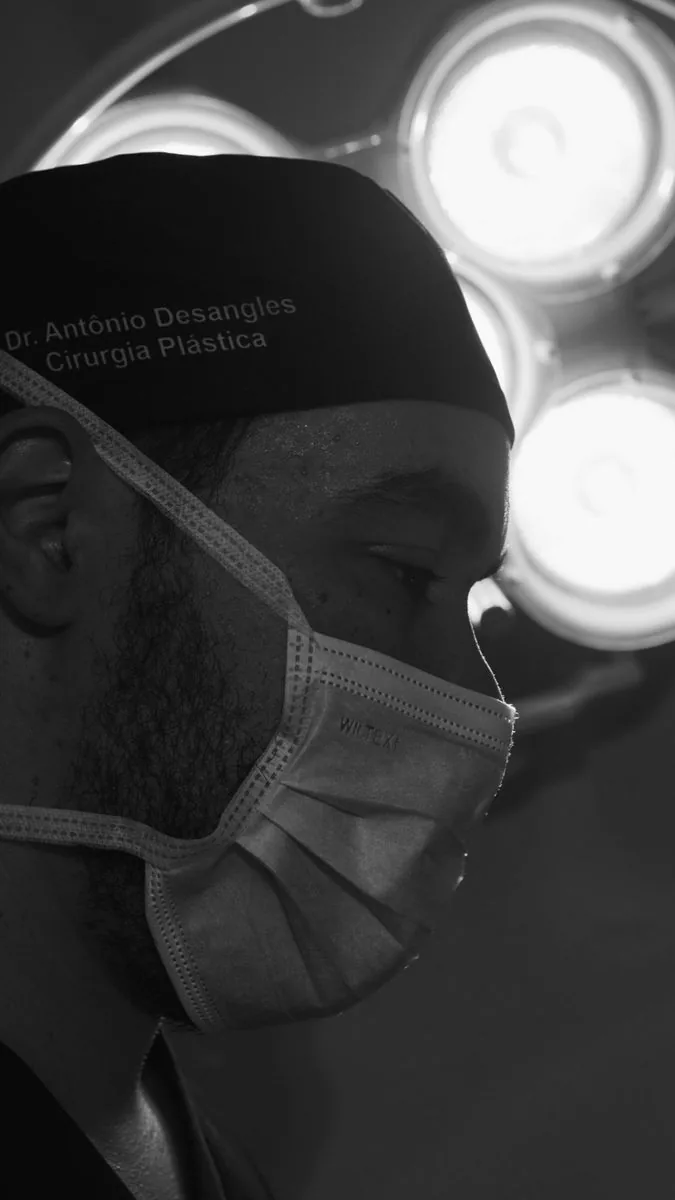 Dr. Desangles en el quirófano